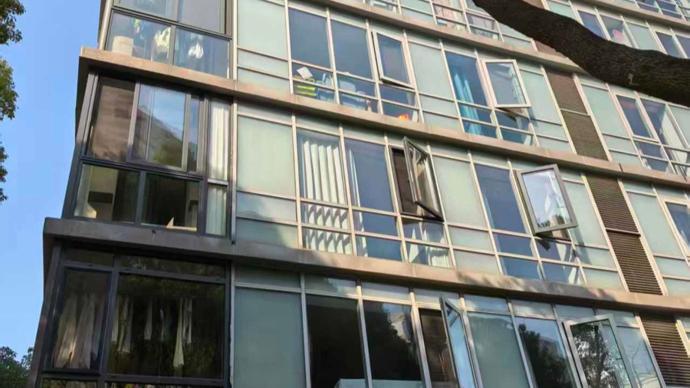 kaiyun-上海一小区业主发现:家中落地窗竟属玻璃幕墙!装修更换被阻引发矛盾