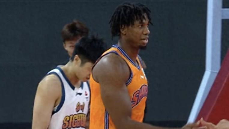 开云体育网址-洛夫顿31分上海战胜广东闯进杯赛四强，赛季三杀打服广东